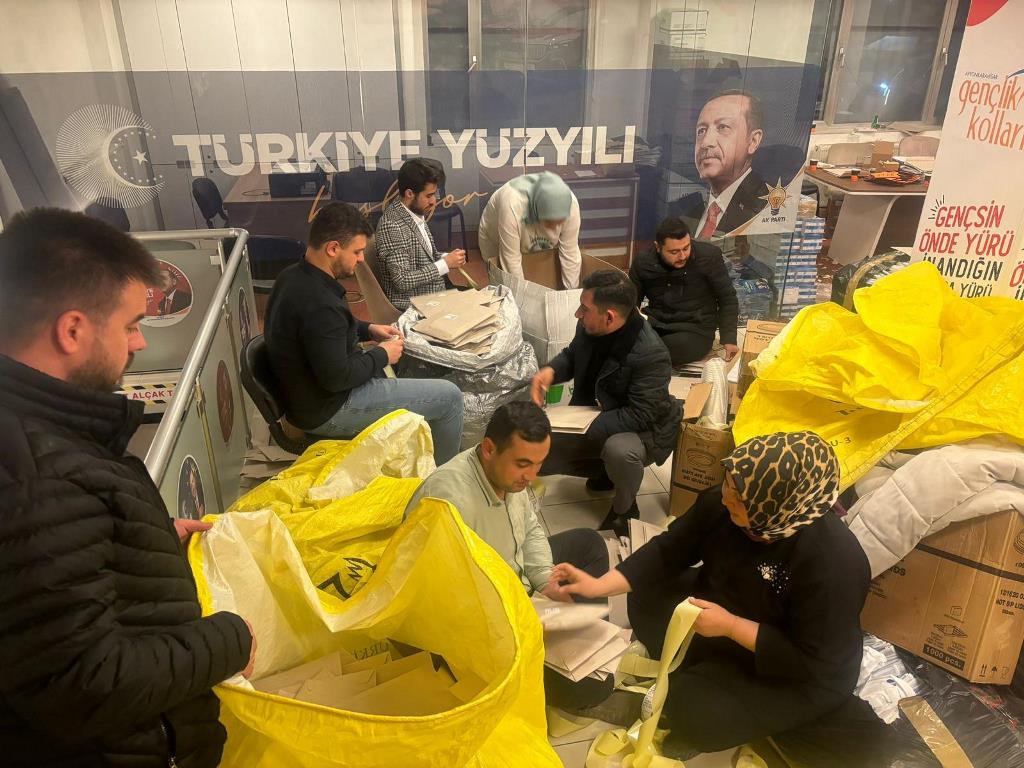 ULUÇAY'DAN İLK KEZ OY KULLANACAK 4 BİN 500 KİŞİYE MEKTUP