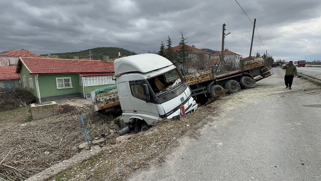 BOLVADİN-EMİRDAĞ KARA YOLUNDA KAZA!