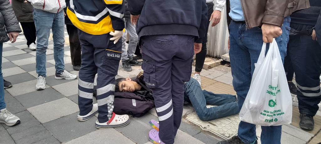 AFYON YEŞİLYOLDA BİR ANDA YERE YIĞILDI