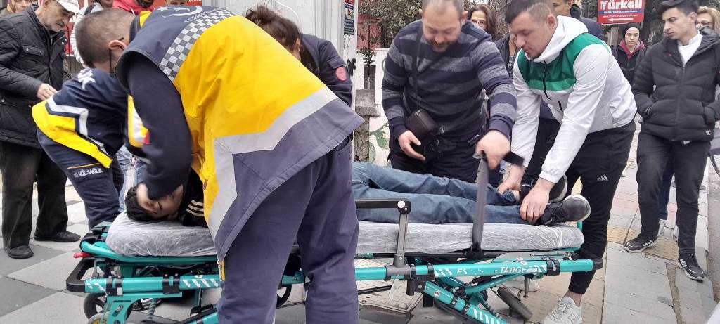 AFYON YEŞİLYOLDA BİR ANDA YERE YIĞILDI