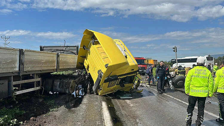 Karşı Şeride Geçen Tırın Çarptığı Otomobildeki: 6 Kişi Öldü
