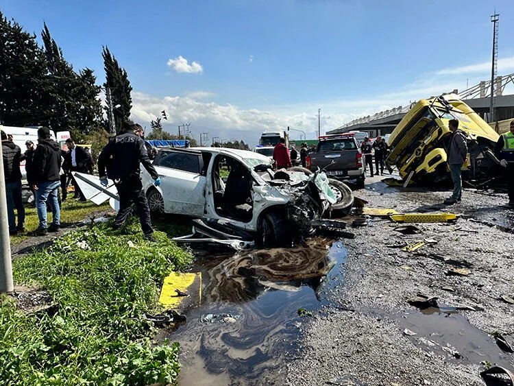Karşı Şeride Geçen Tırın Çarptığı Otomobildeki: 6 Kişi Öldü