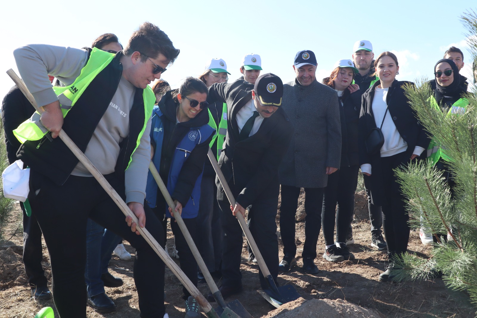 Gençler Toprağa Can Verdi