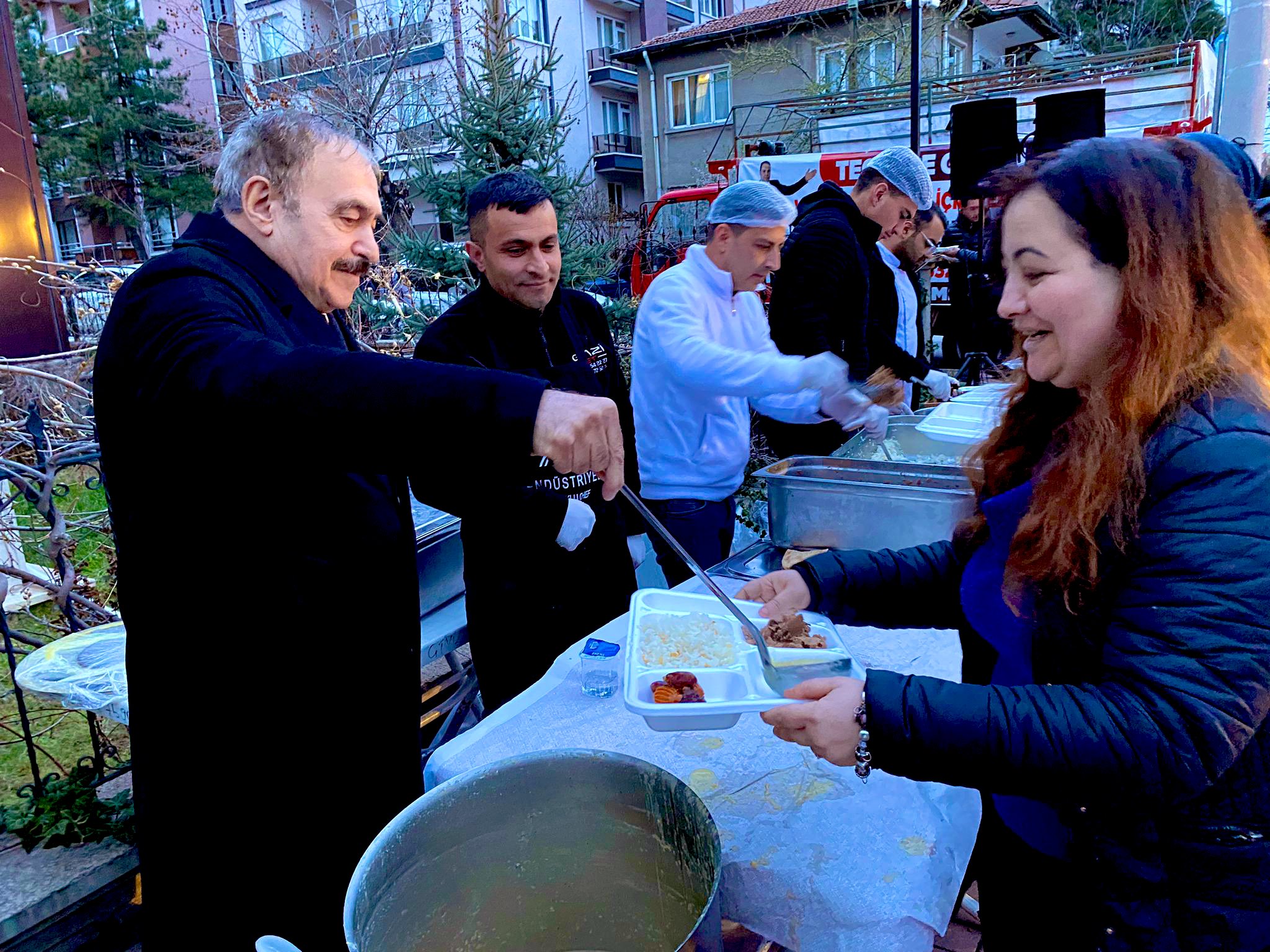 Eline Kepçeyi Alan Eski Bakan Hemşehrilerinin İftarına Ortak Oldu