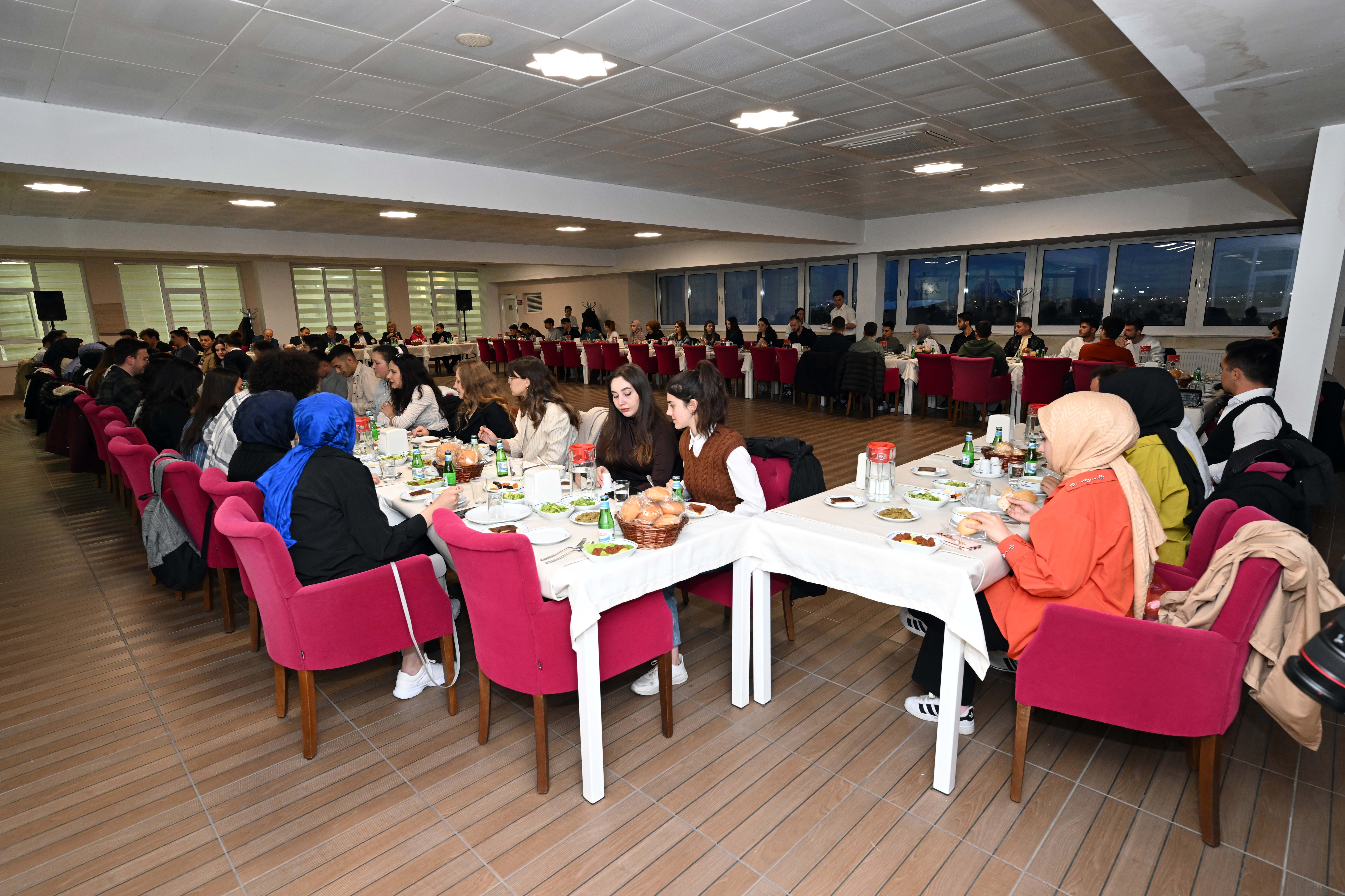 Rektör Karakaş Öğrenci Kulüp ve Toplulukları ile İftarda Bir Araya Geldi
