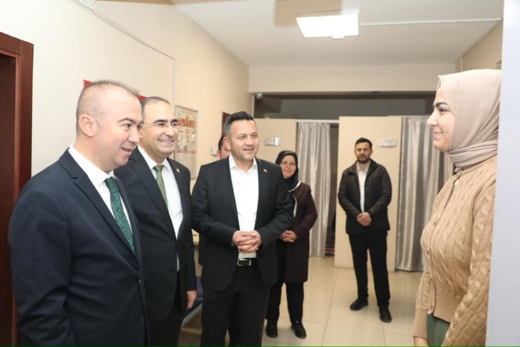 ULUÇAY TOPLUM SAĞLIĞI MERKEZİNİ ZİYARET ETTİ