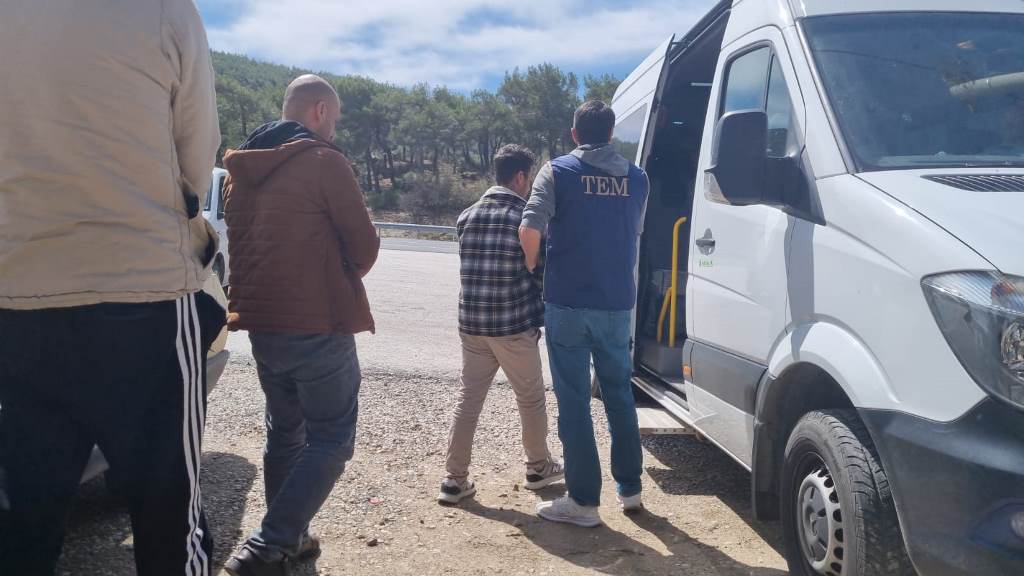AFYON'DA 9 DÜZENSİZ GÖÇMEN YAKALANDI