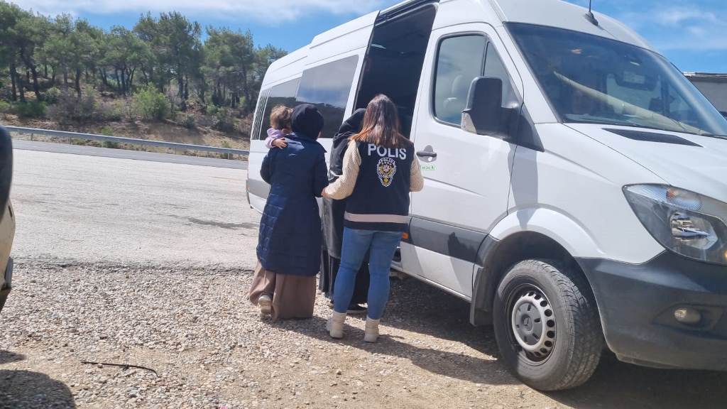 AFYON'DA 9 DÜZENSİZ GÖÇMEN YAKALANDI