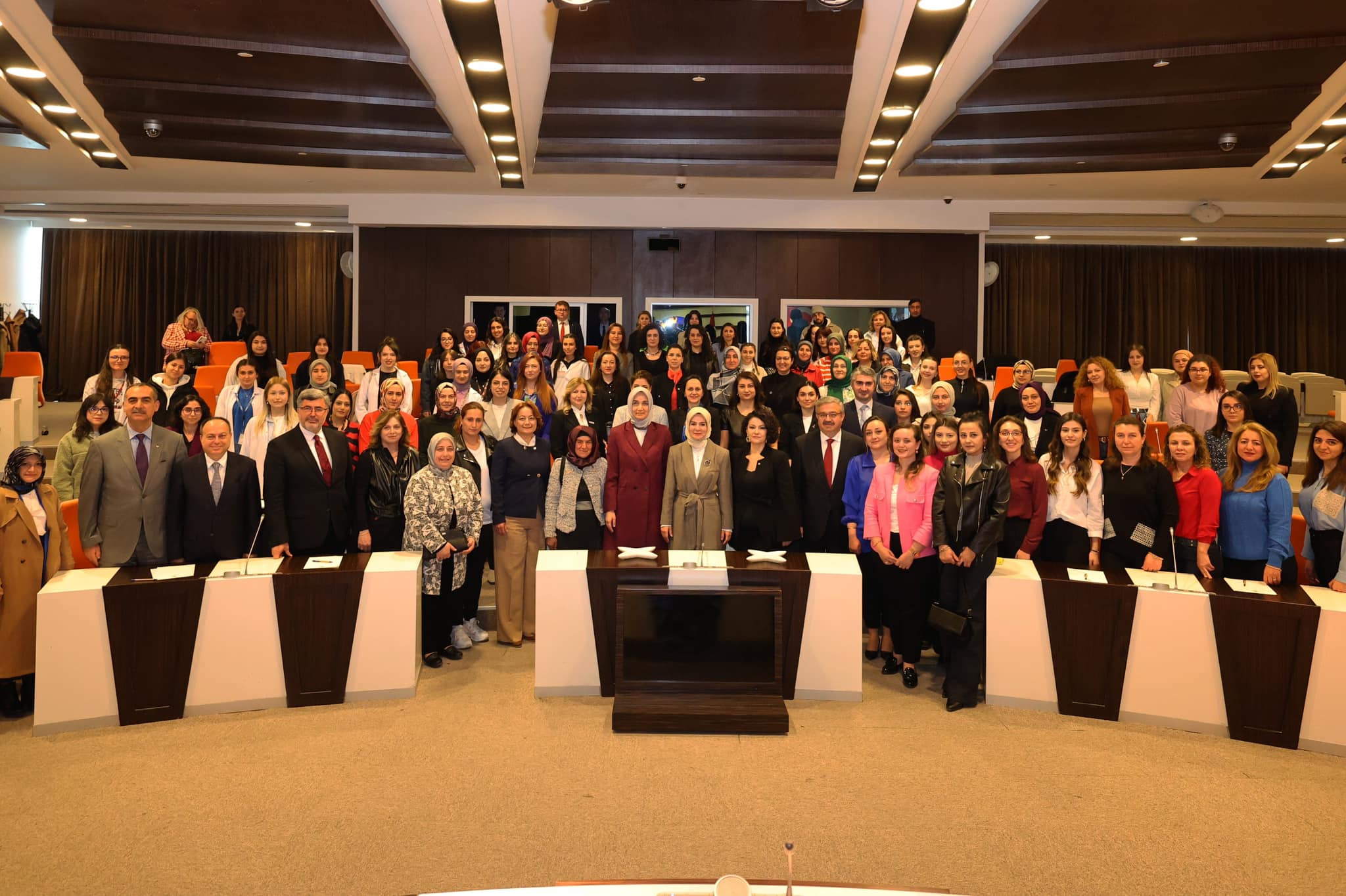BAKAN GÖKTAŞ, İŞ KADINLARI VE GENÇ GİRİŞİMCİLER ZİRVESİNDE ŞEHRİN İLERLEMESİNE VURGU YAPTI