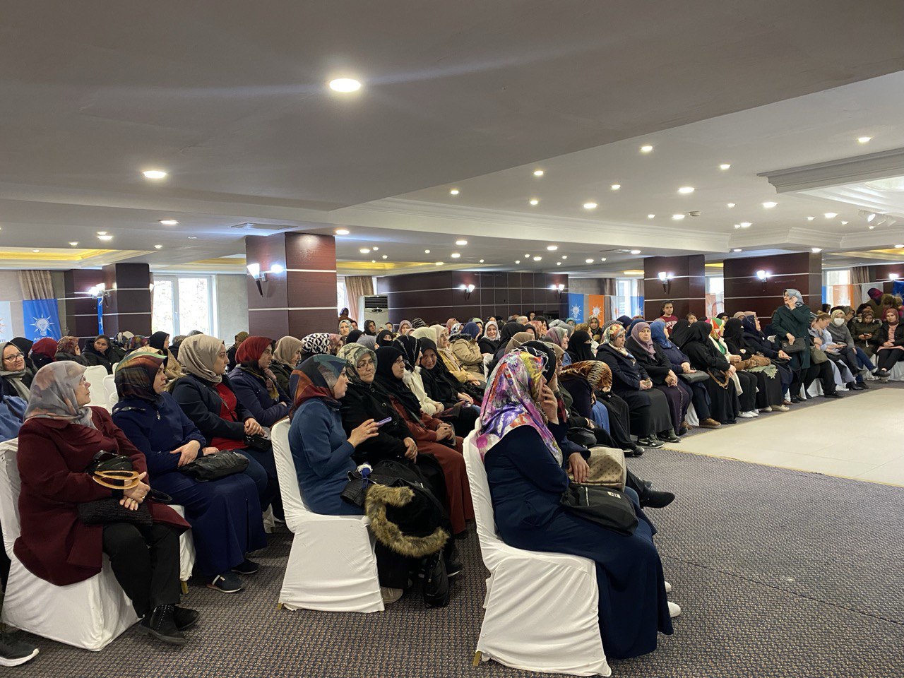 BAKAN GÖKTAŞ, AFYONKARAHİSAR'DA KADIN KURSİYERLERLE BULUŞTU