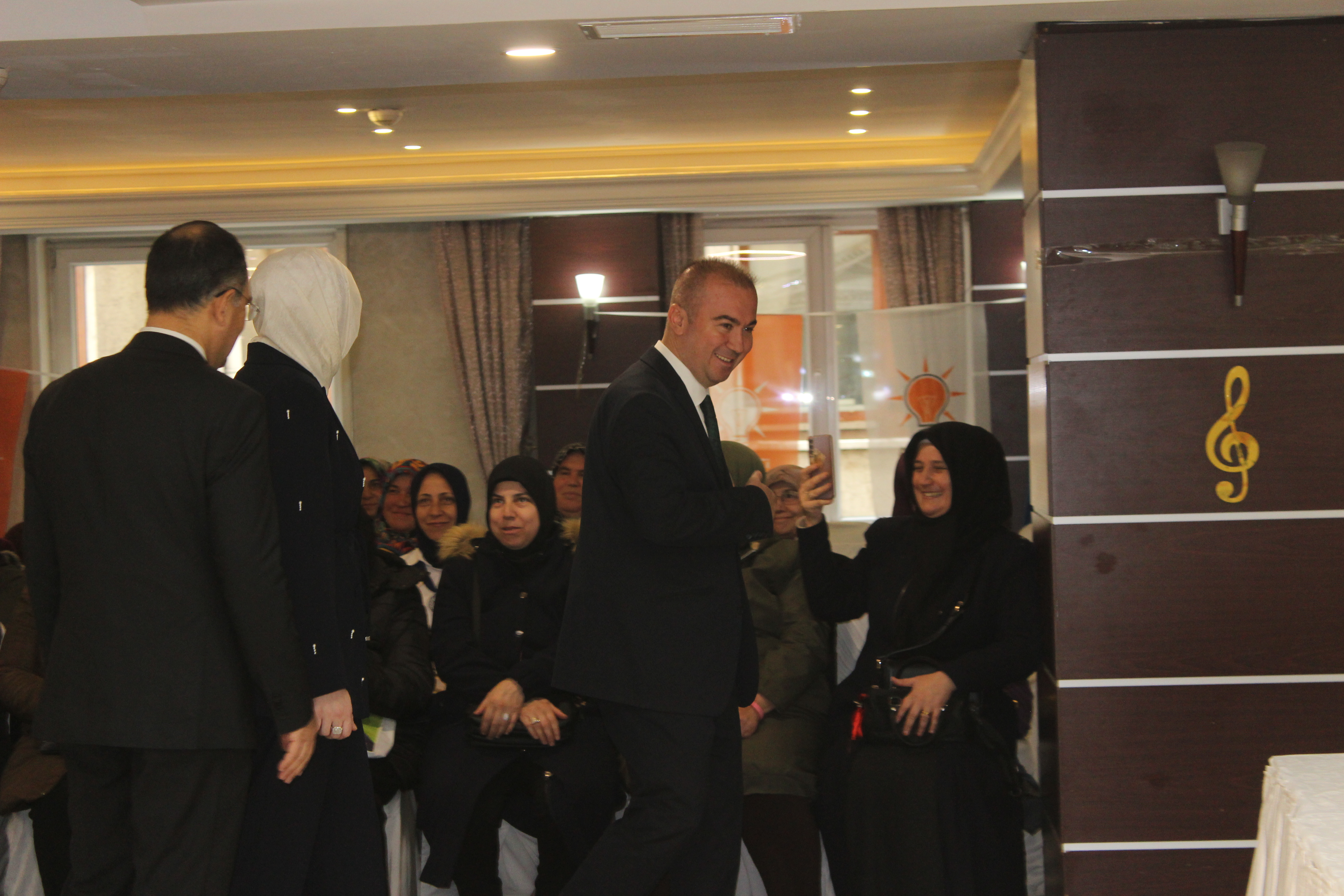 BAKAN GÖKTAŞ, AFYONKARAHİSAR'DA KADIN KURSİYERLERLE BULUŞTU