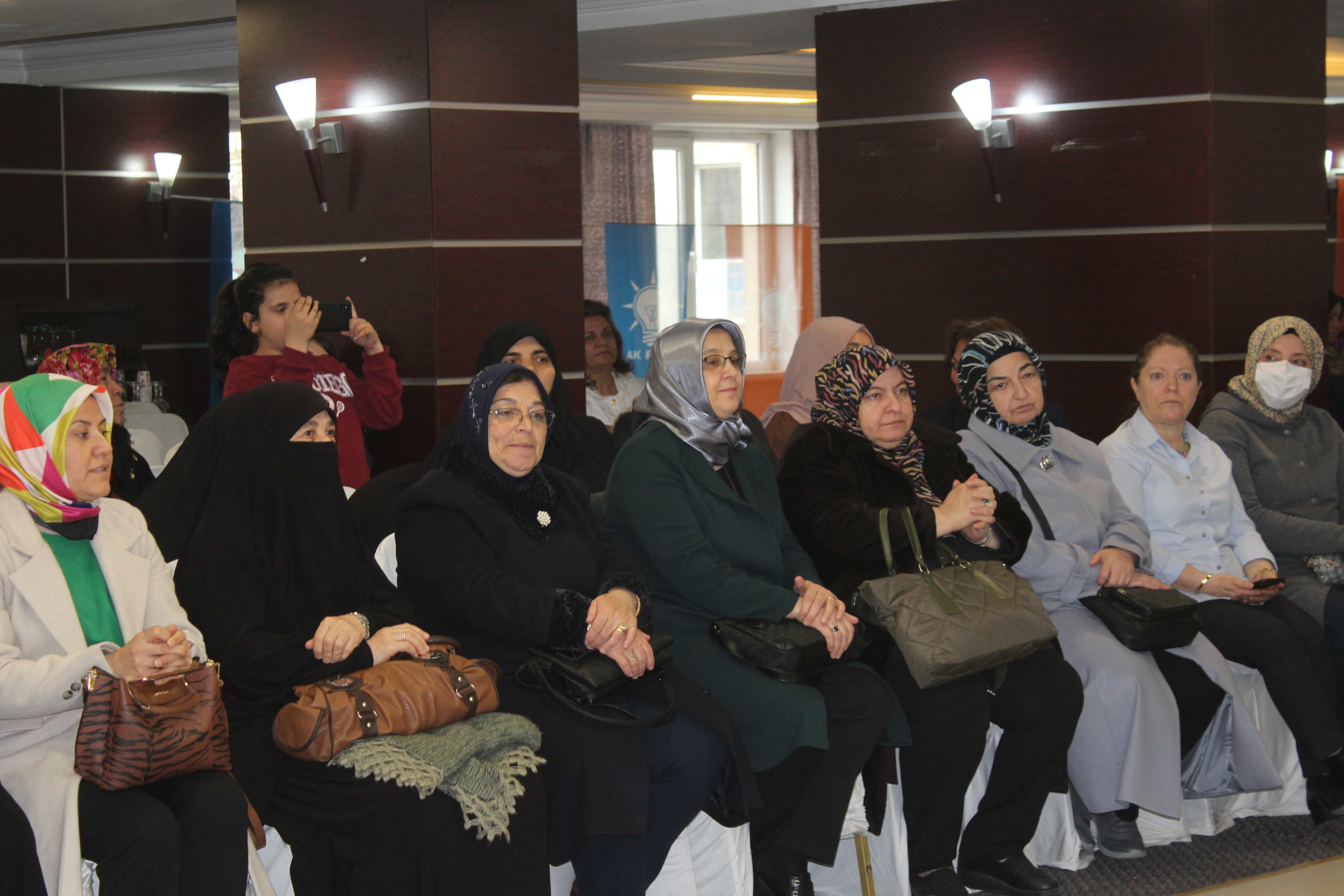 BAKAN GÖKTAŞ, AFYONKARAHİSAR'DA KADIN KURSİYERLERLE BULUŞTU