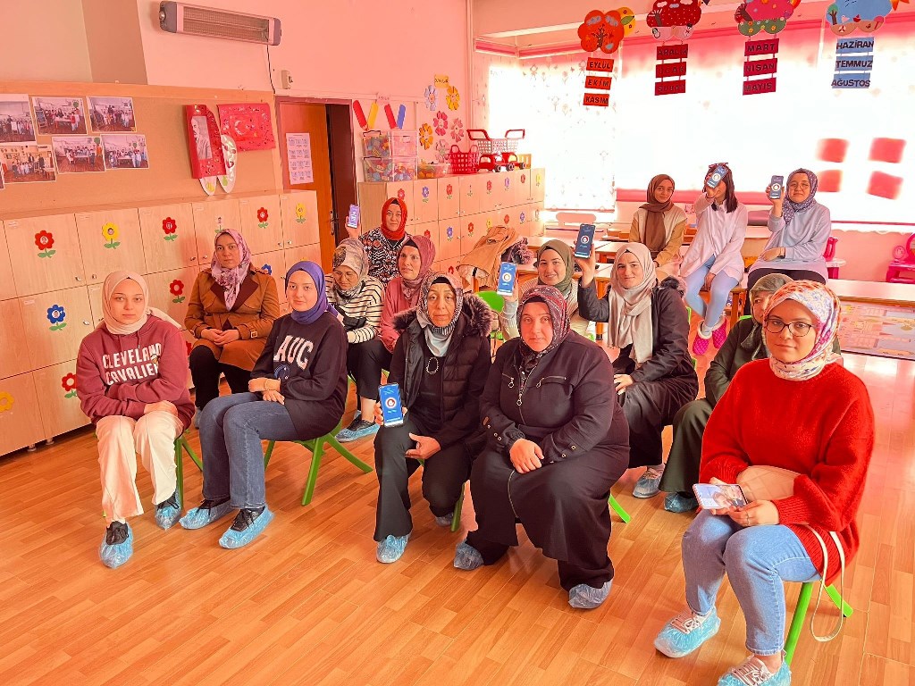32 ANNE VE ANNE ADAYINA UYUŞTURUCU İLE MÜCADELE EĞİTİMİ VERİLDİ