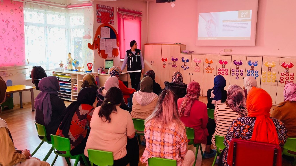 32 ANNE VE ANNE ADAYINA UYUŞTURUCU İLE MÜCADELE EĞİTİMİ VERİLDİ