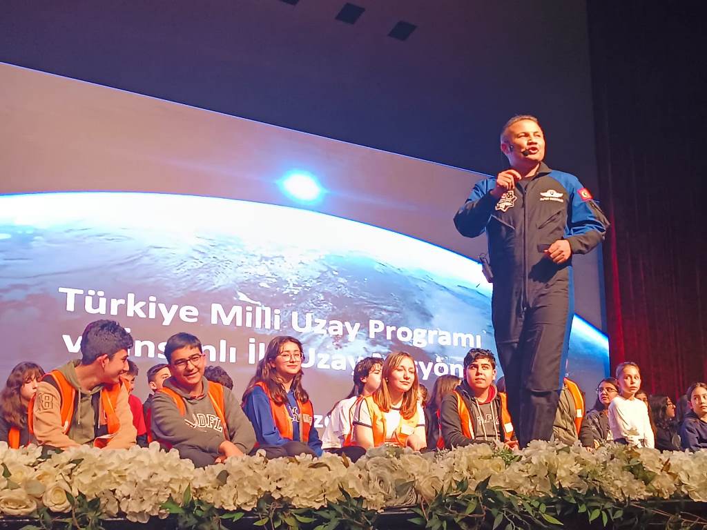 TÜRKİYE'NİN İLK ASTRONOTU GEZERAVCI, AKÜ'DE ÖĞRENCİLERLE BULUŞTU
