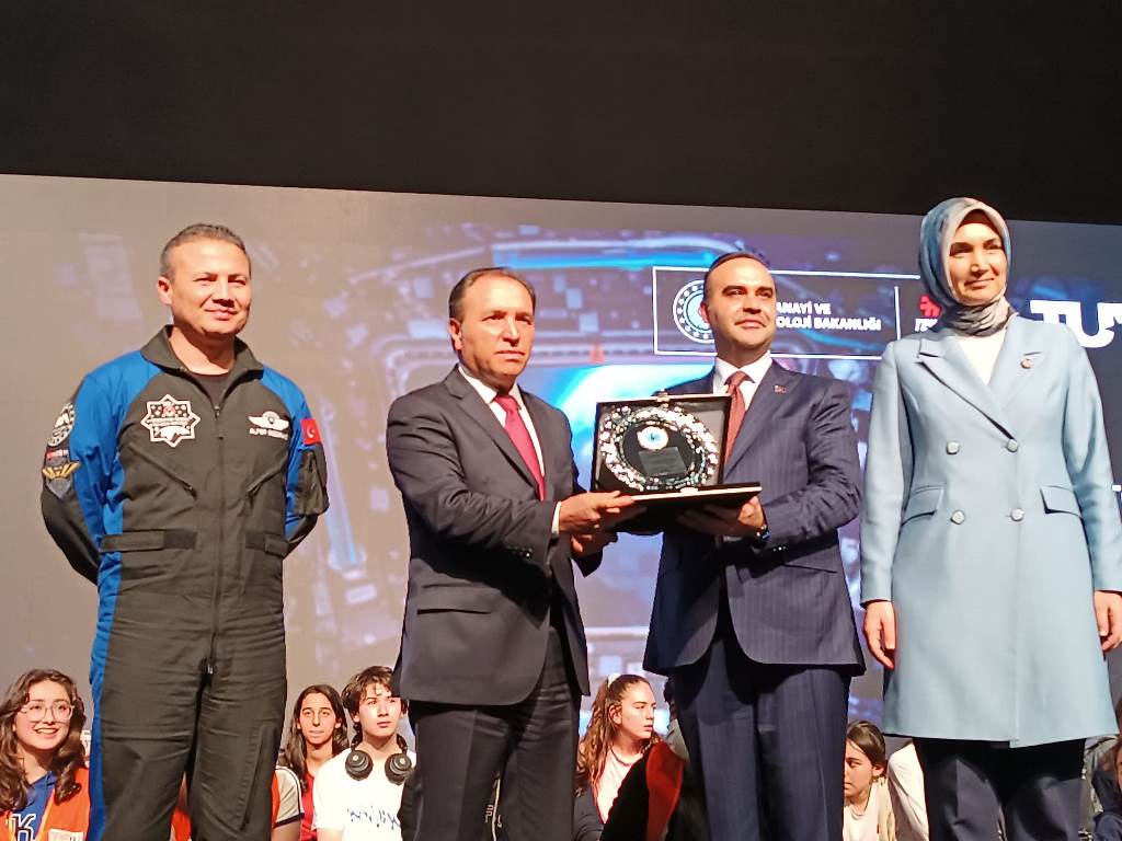 TÜRKİYE'NİN İLK ASTRONOTU GEZERAVCI, AKÜ'DE ÖĞRENCİLERLE BULUŞTU