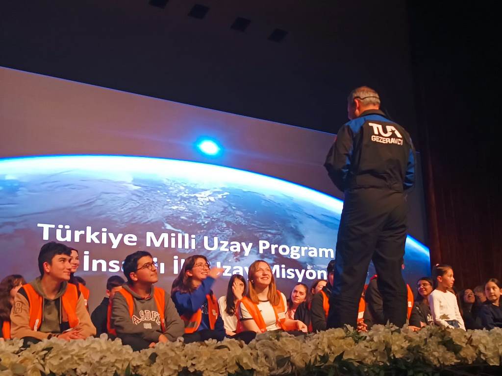 TÜRKİYE'NİN İLK ASTRONOTU GEZERAVCI, AKÜ'DE ÖĞRENCİLERLE BULUŞTU