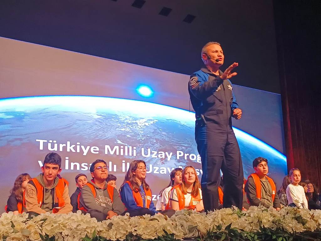 TÜRKİYE'NİN İLK ASTRONOTU GEZERAVCI, AKÜ'DE ÖĞRENCİLERLE BULUŞTU