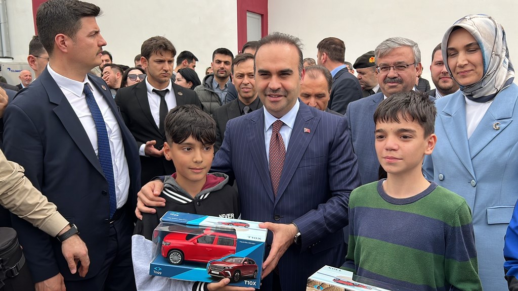 BAKAN KACIR'A "SİZ ALPER MİSİNİZ" DİYE SORDU