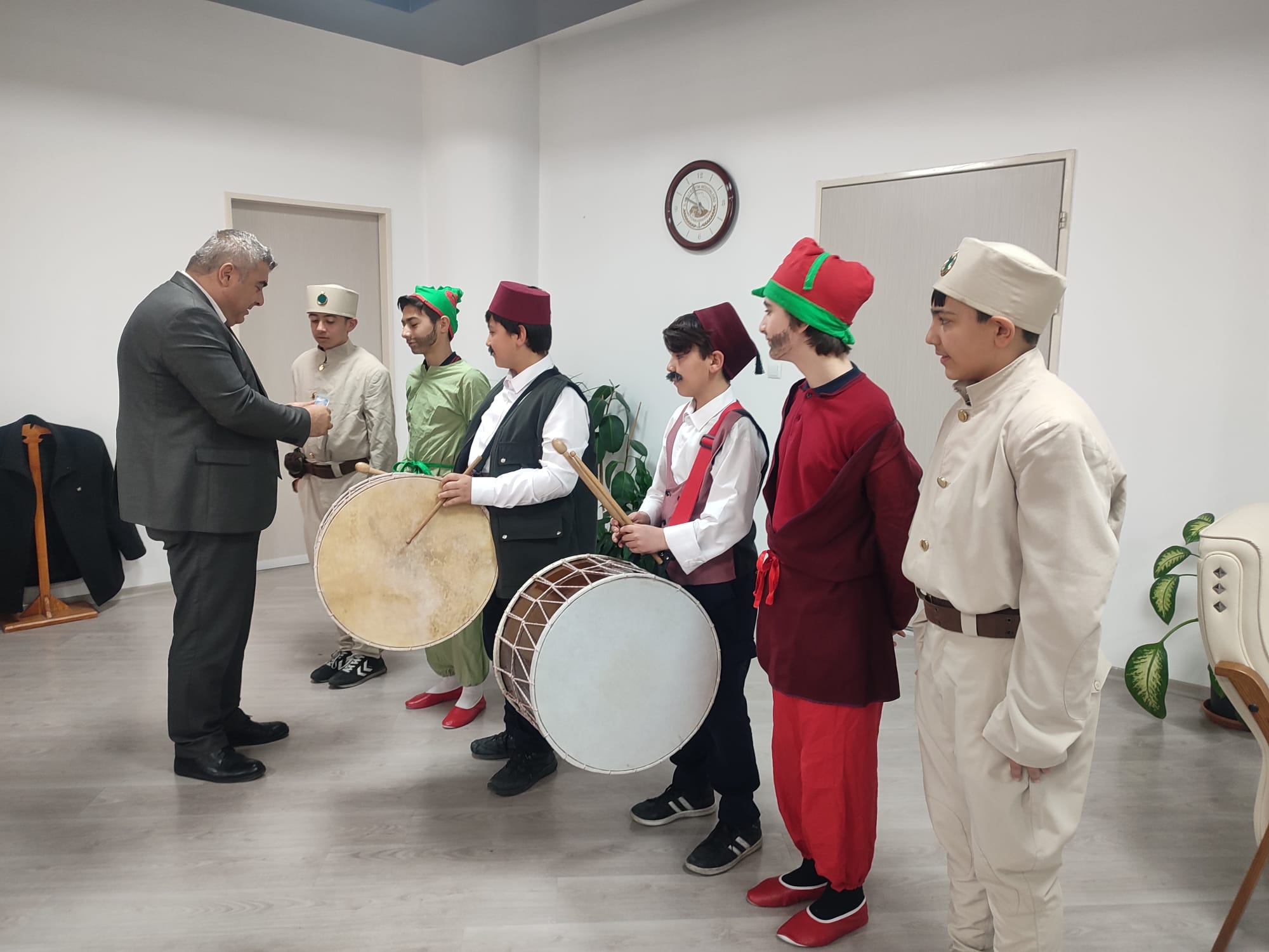 MÜDÜR SÜNNETCİ'Yİ ZİYARET ETTİLER
