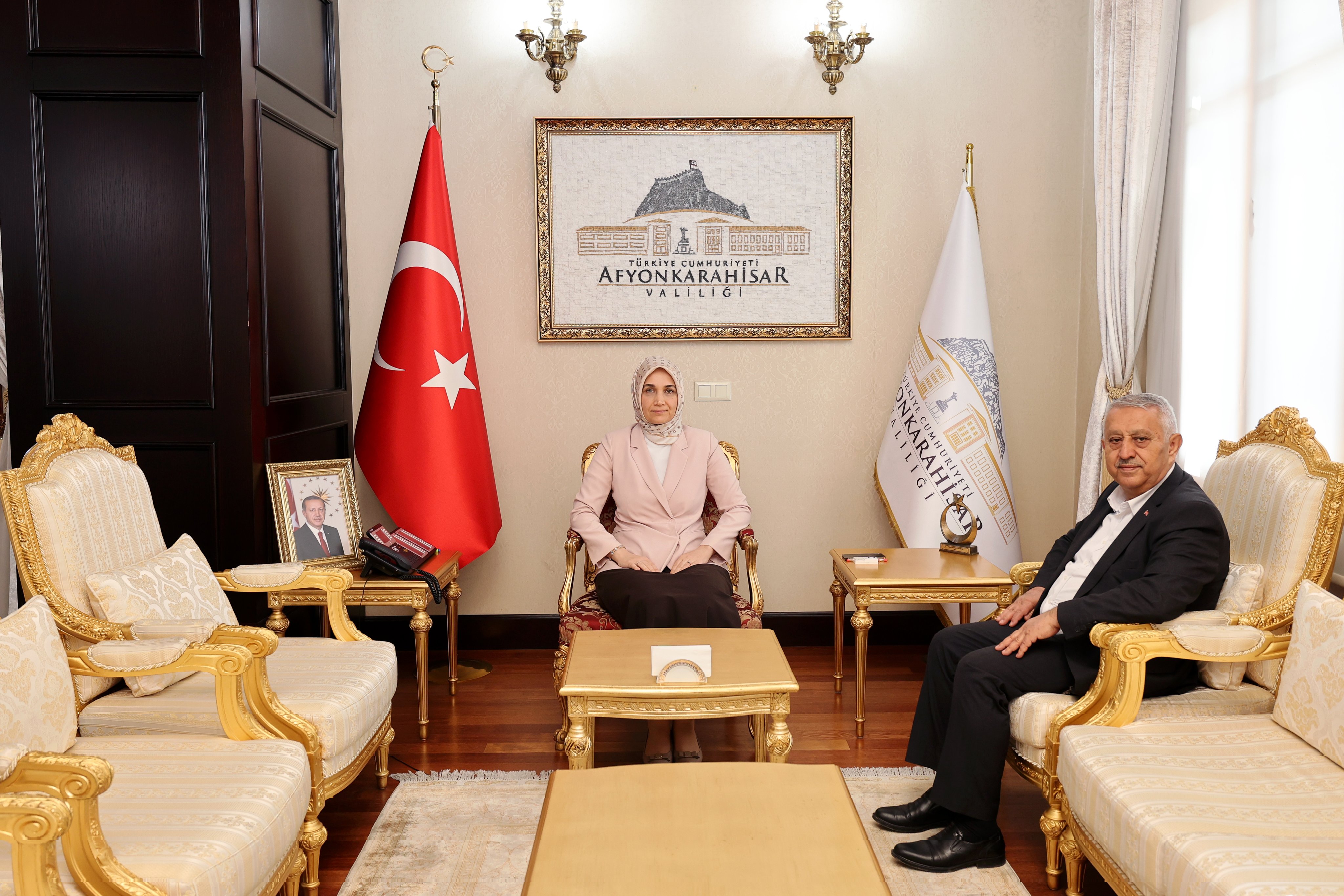 Vali Yiğitbaşı Makamda Kabul Etti Başkan Zeybek Veda Ziyaretlerini Sürdürüyor