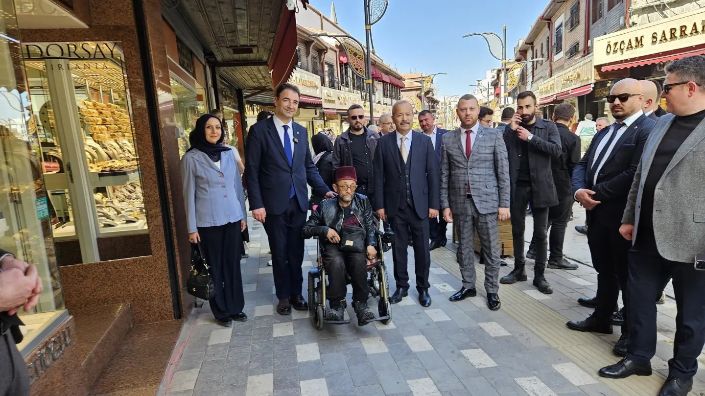 TAYTAK "ADAYIMIZ SEZER KÜÇÜKKURT'UN YANINDAYIZ."