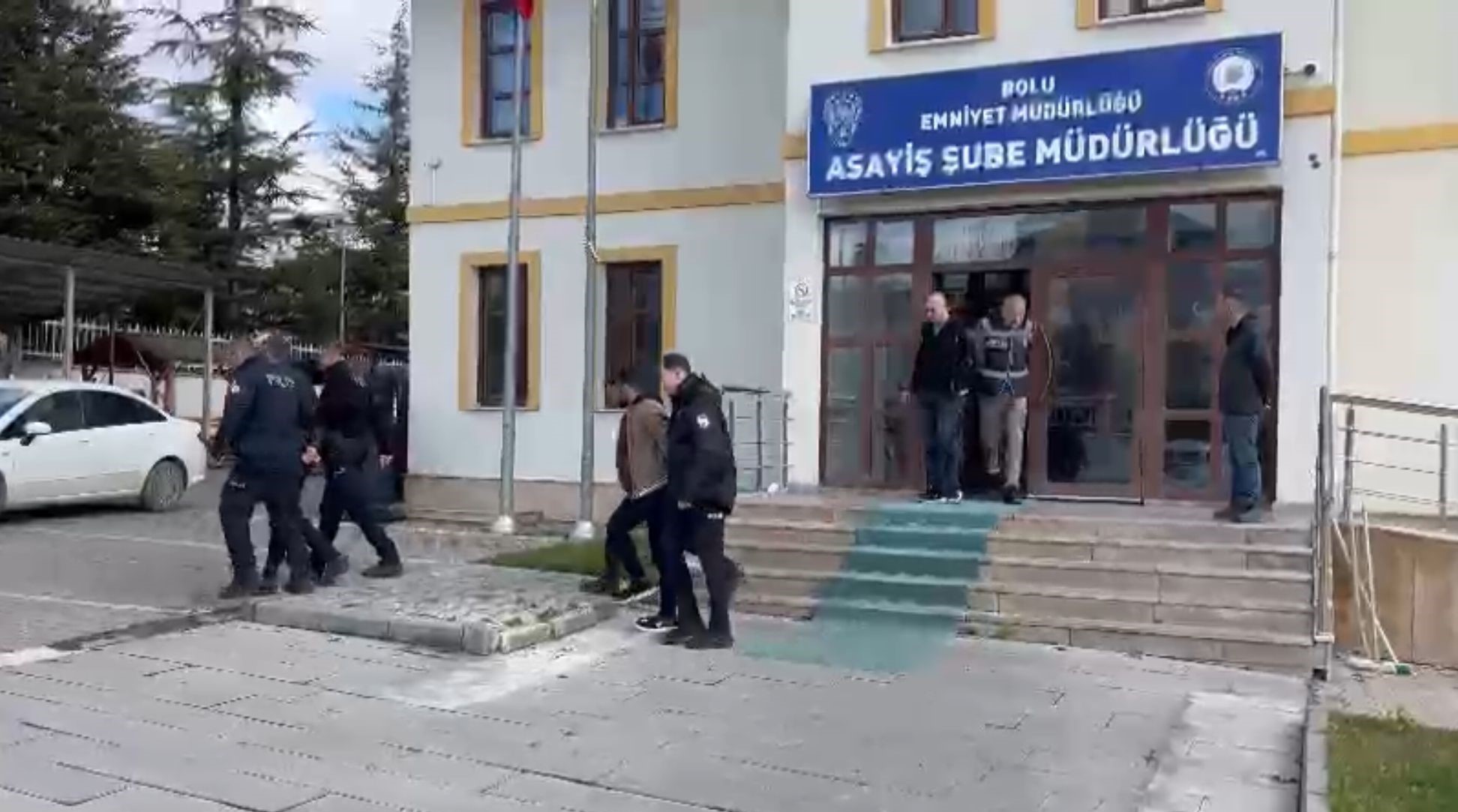 İş Adamını Otomobiline Bindiği Sırada Gasp Ettiler