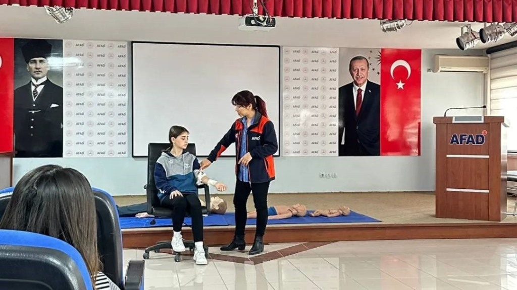 AFAD EKİPLERİ AFSÜ ÖĞRENCİLERİNE EĞİTİM VERDİ