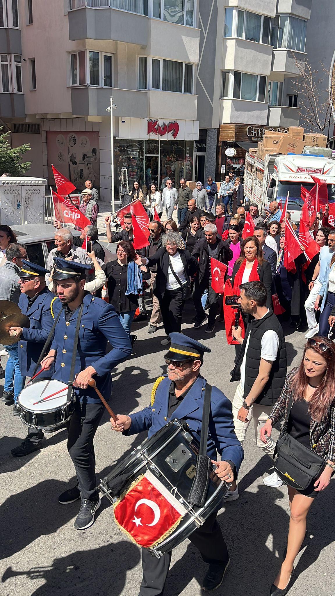KÖKSAL'IN YÜRÜYÜŞÜNE AÇILAN PANKARTLAR DAMGA VURDU