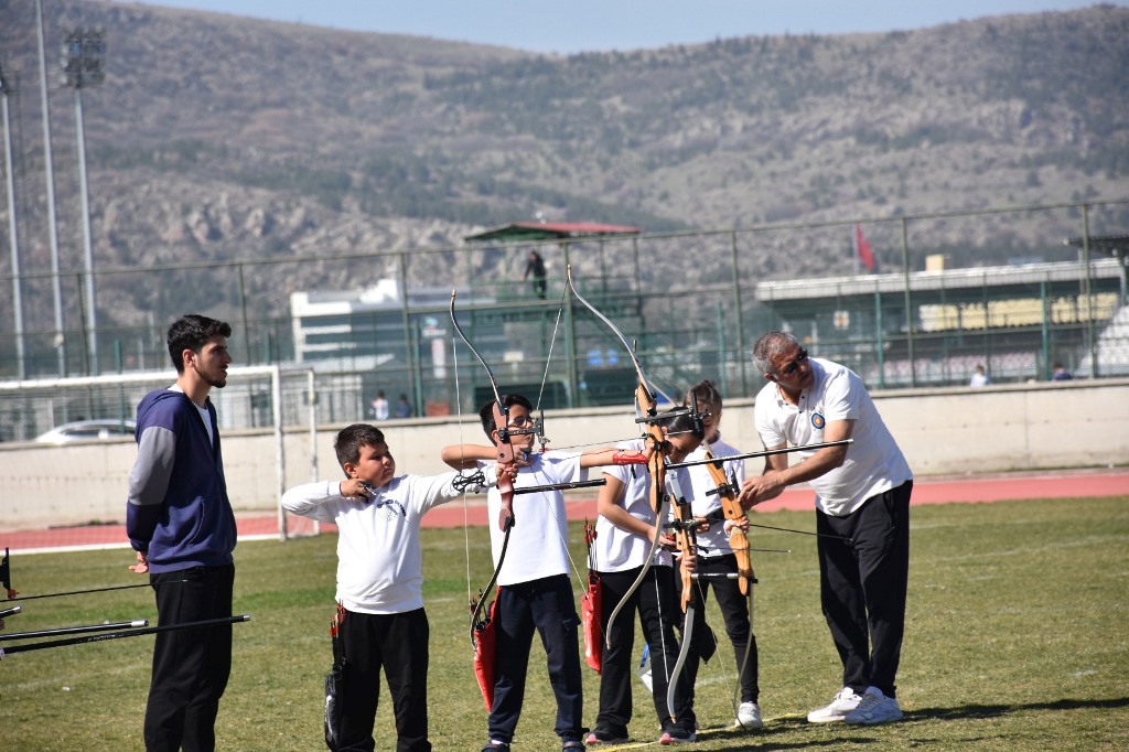 GELENEKSEL TÜRK OKÇULUĞU MÜSABAKALARI, 102 SPORCUNUN KATILIMIYLA BAŞLADI