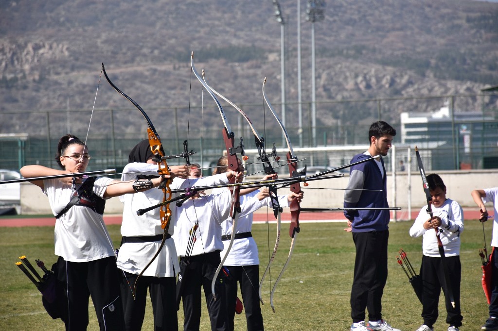 GELENEKSEL TÜRK OKÇULUĞU MÜSABAKALARI, 102 SPORCUNUN KATILIMIYLA BAŞLADI