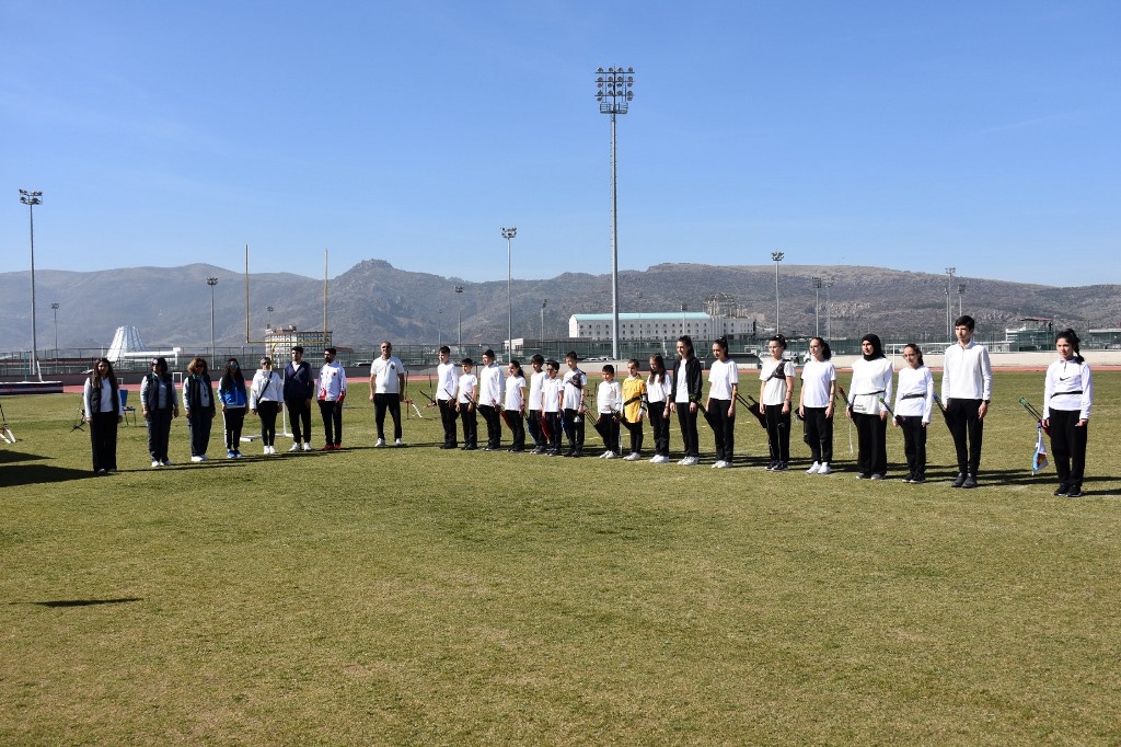 GELENEKSEL TÜRK OKÇULUĞU MÜSABAKALARI, 102 SPORCUNUN KATILIMIYLA BAŞLADI