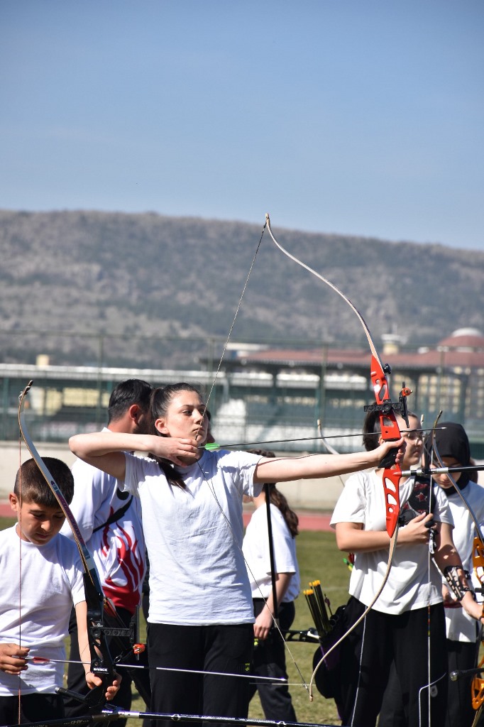 GELENEKSEL TÜRK OKÇULUĞU MÜSABAKALARI, 102 SPORCUNUN KATILIMIYLA BAŞLADI