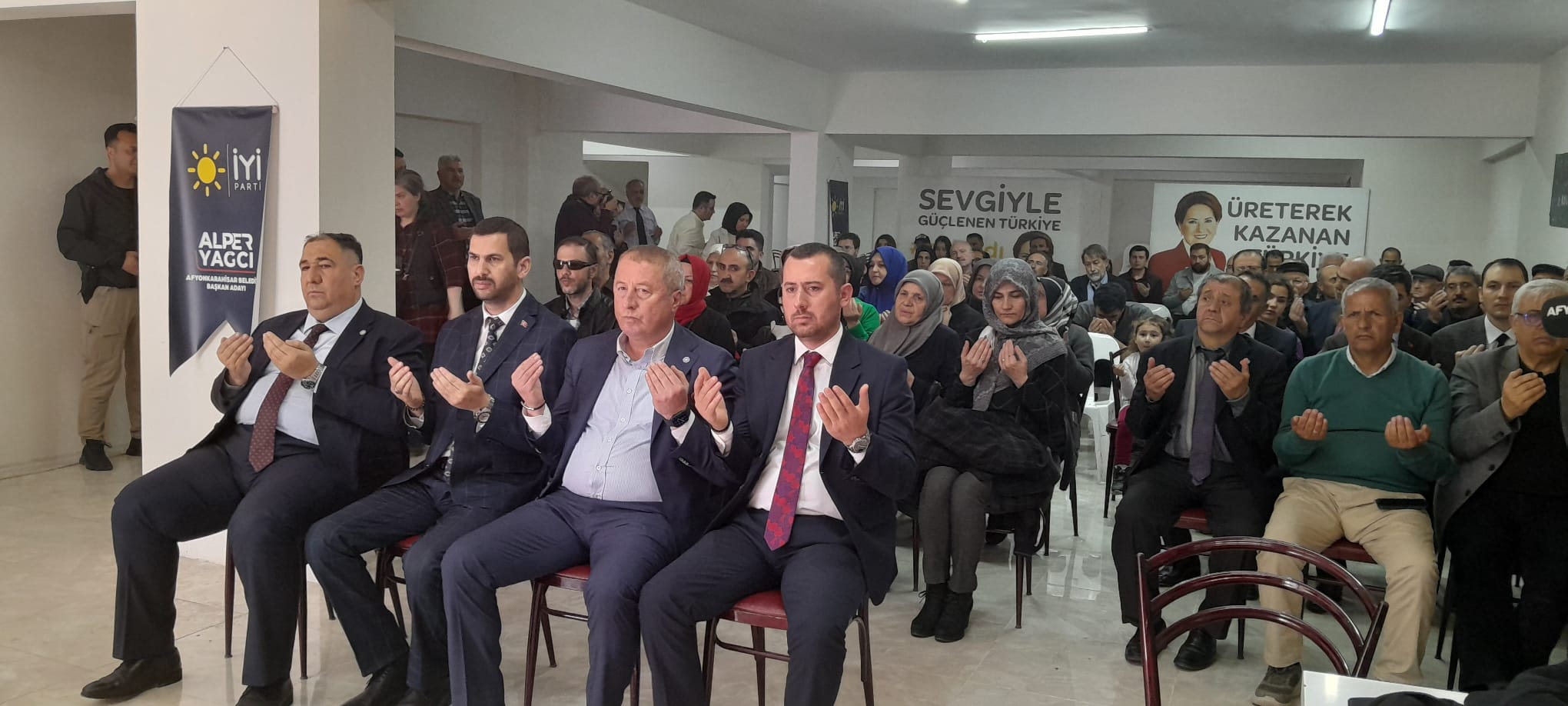 İYİ PARTİ'DE  YÜRÜYÜŞ ÖNCESİ DUALAR OKUNDU
