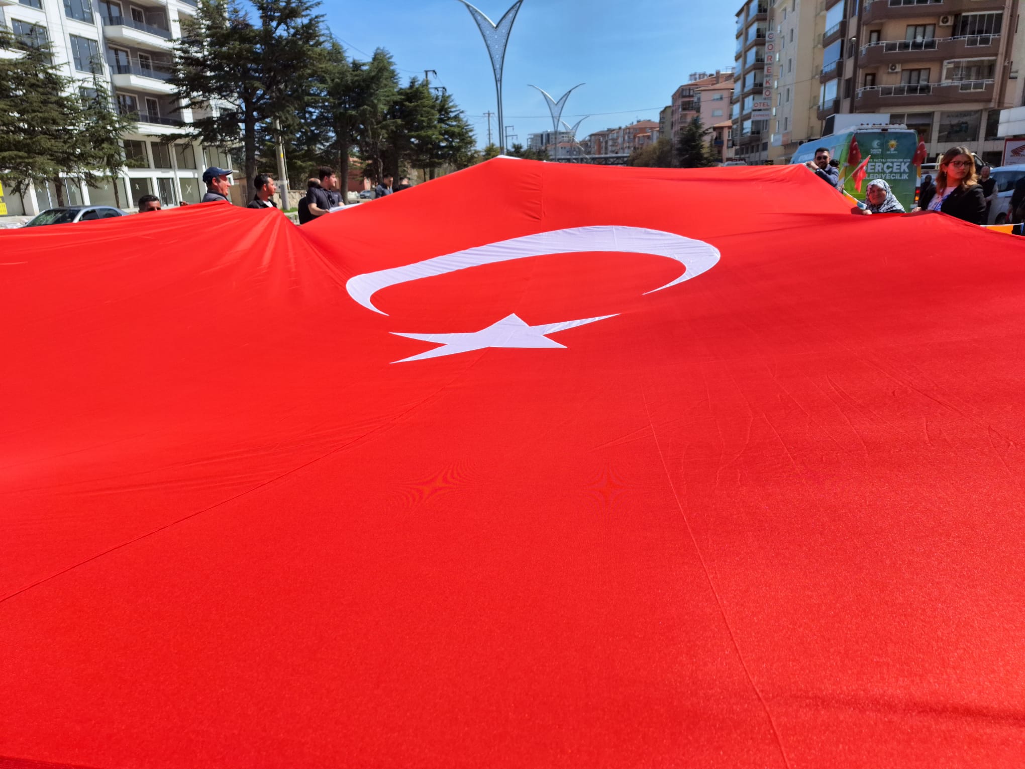 AK PARTİ MEYDAN'A YÜRÜYOR