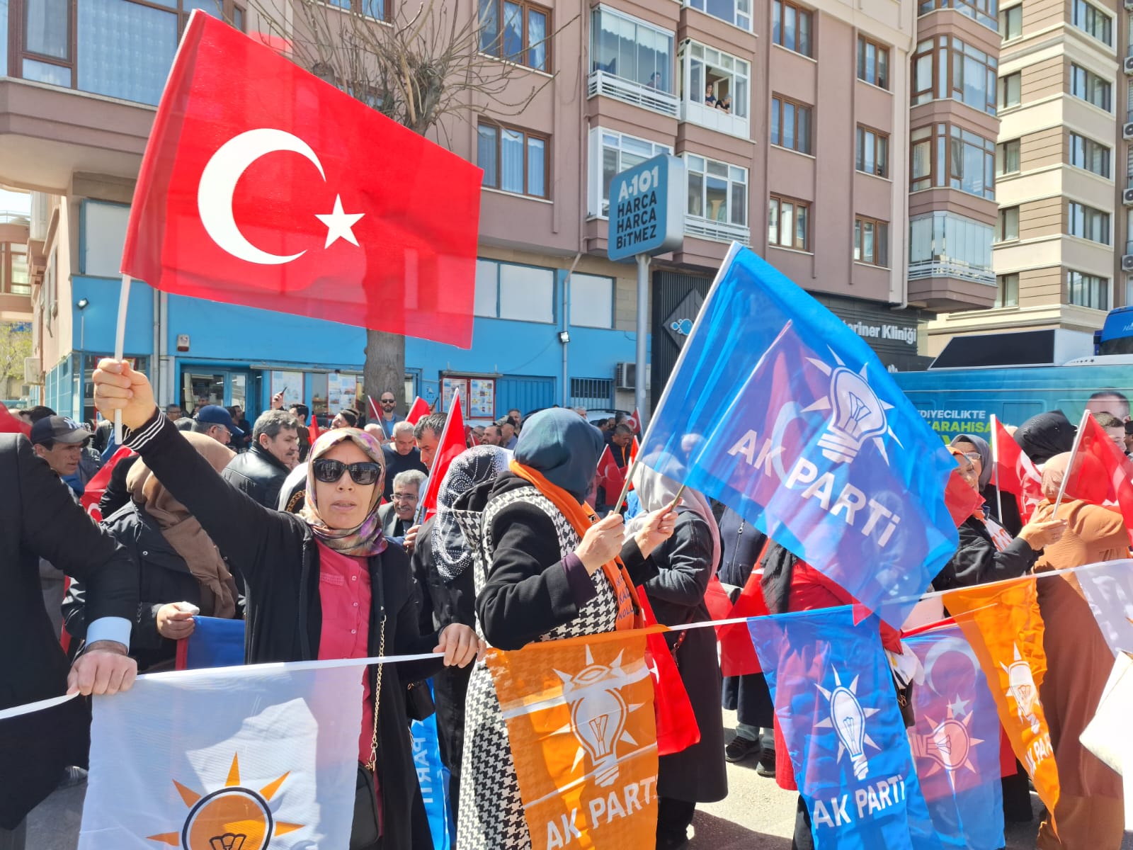AK PARTİ MEYDAN'A YÜRÜYOR
