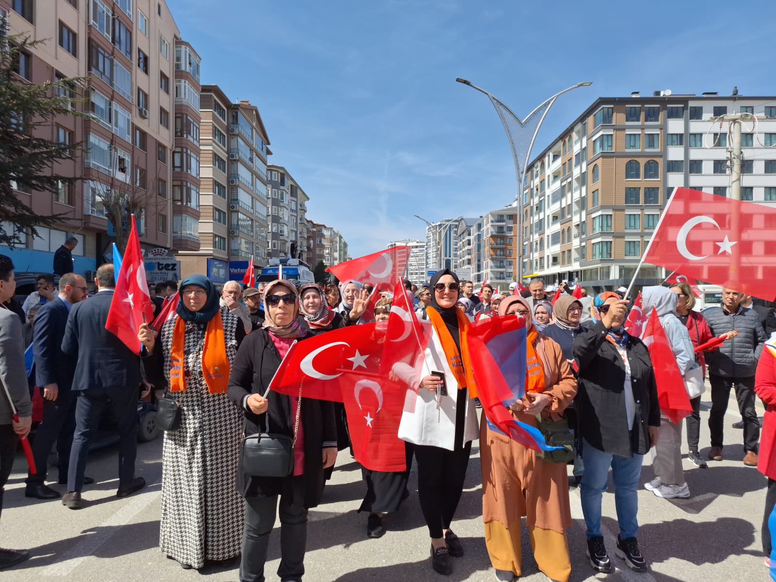 AK PARTİ MEYDAN'A YÜRÜYOR