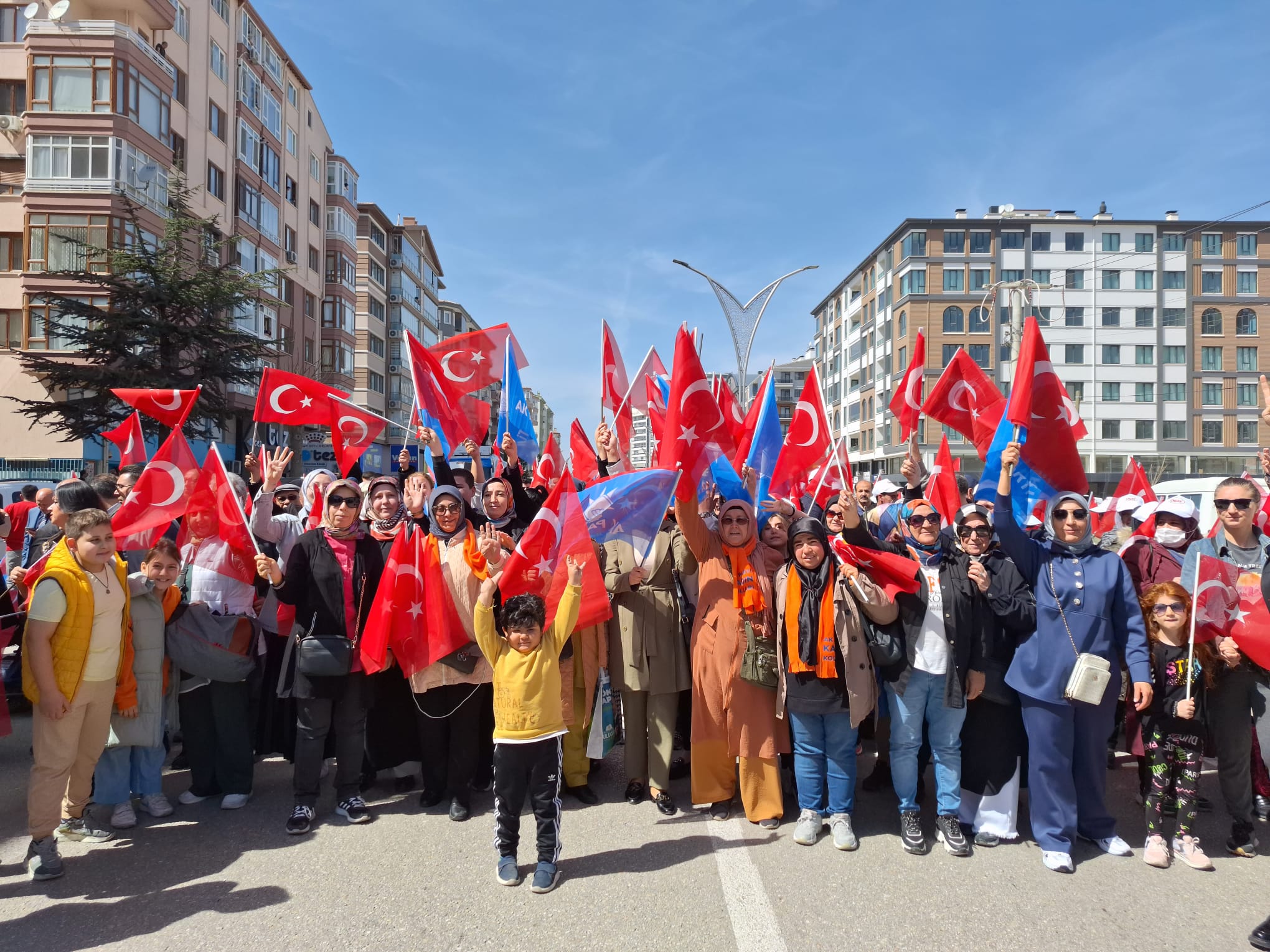 AK PARTİ MEYDAN'A YÜRÜYOR
