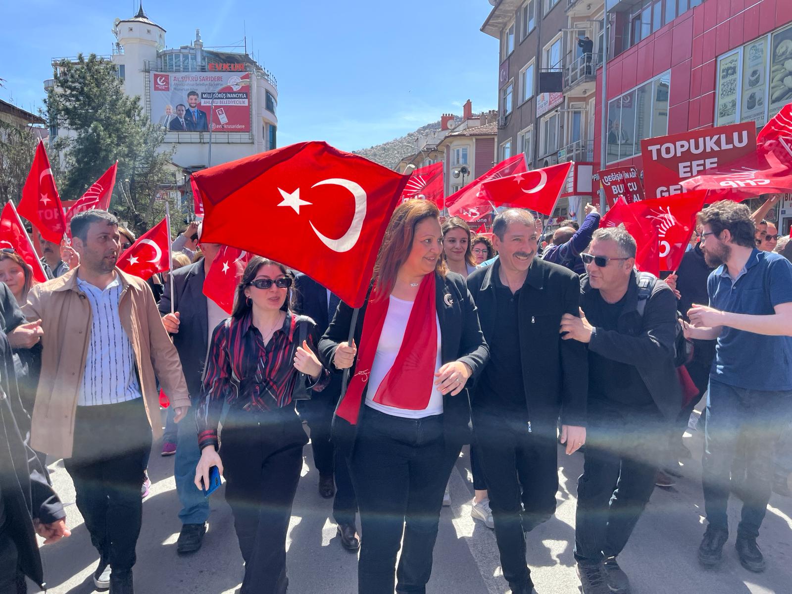 CHP, BİNLERCE KİŞİYLE BİRLİKTE KÖKSAL'A DESTEK İÇİN YÜRÜDÜ