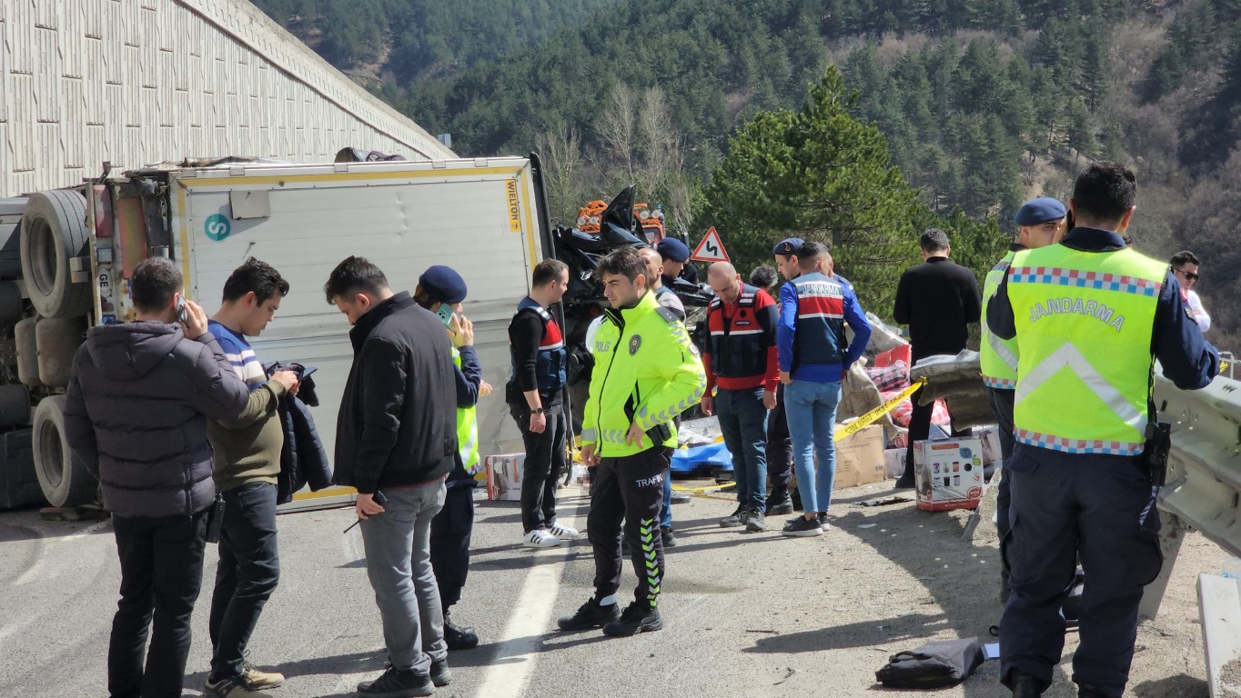 Arızalanan Tır Aracın Üzerine Devrildi