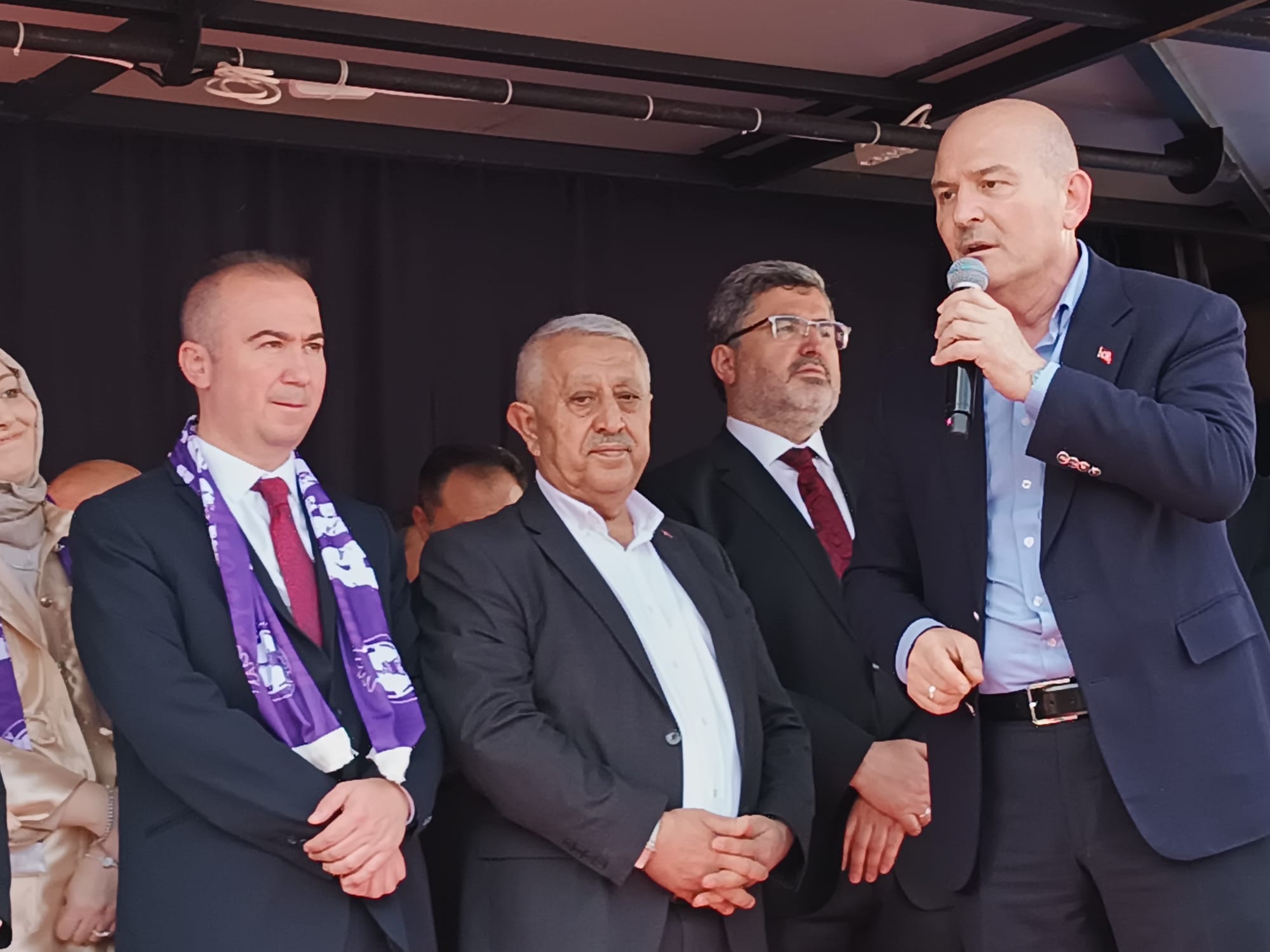 “Bir eliyle bozkurt işareti, sol eliyle de Kandil’e selam söylemek istiyor”