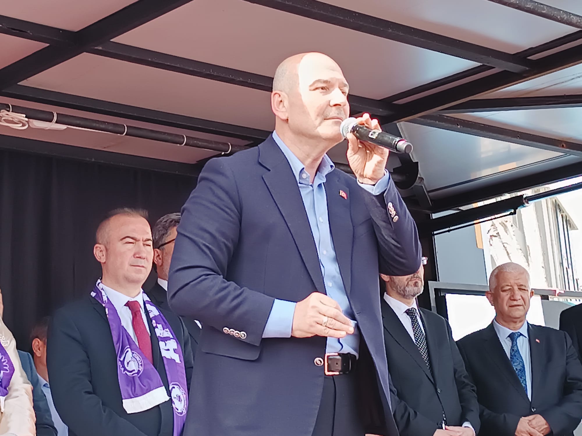 “Bir eliyle bozkurt işareti, sol eliyle de Kandil’e selam söylemek istiyor”