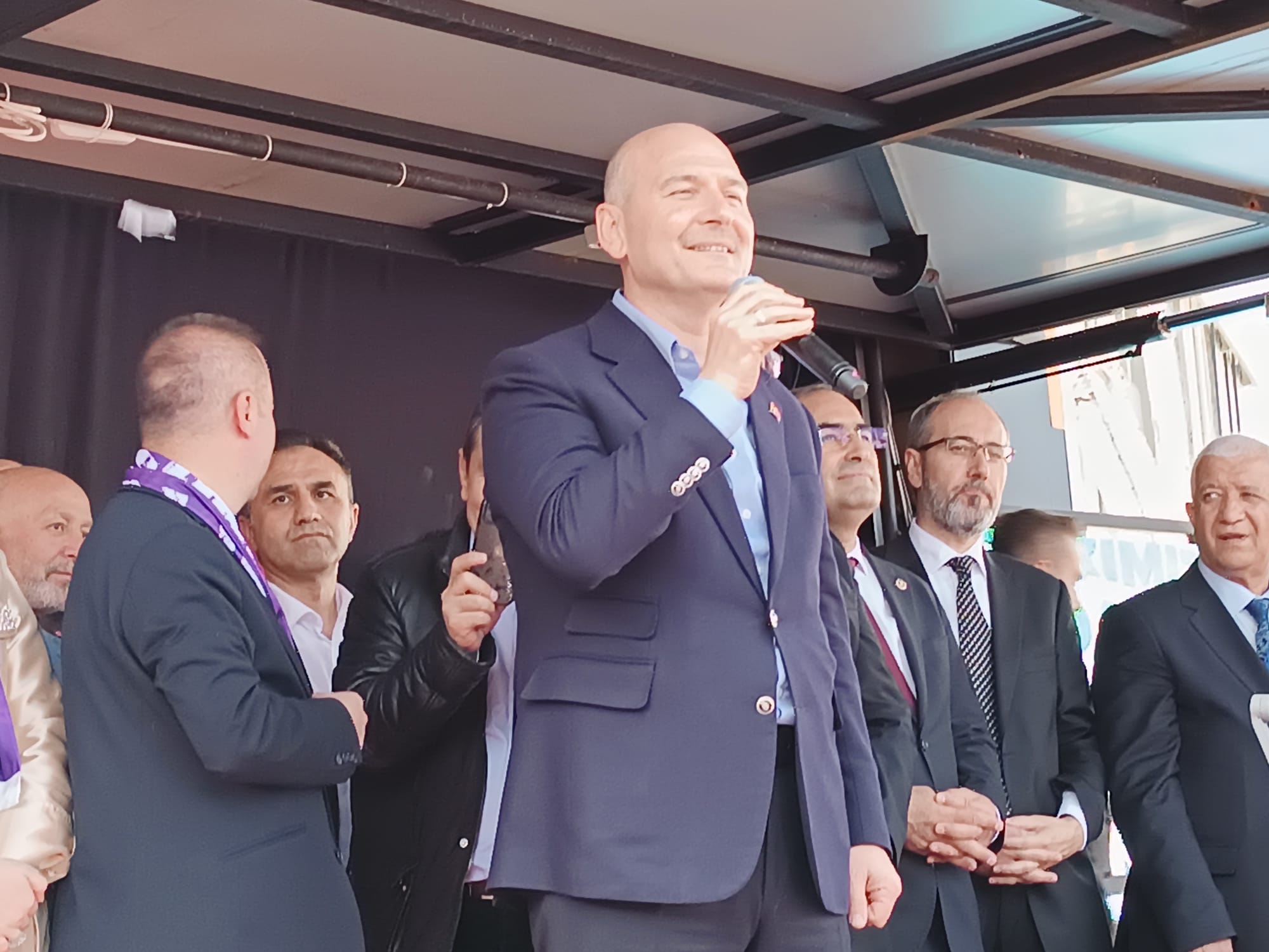 “Bir eliyle bozkurt işareti, sol eliyle de Kandil’e selam söylemek istiyor”