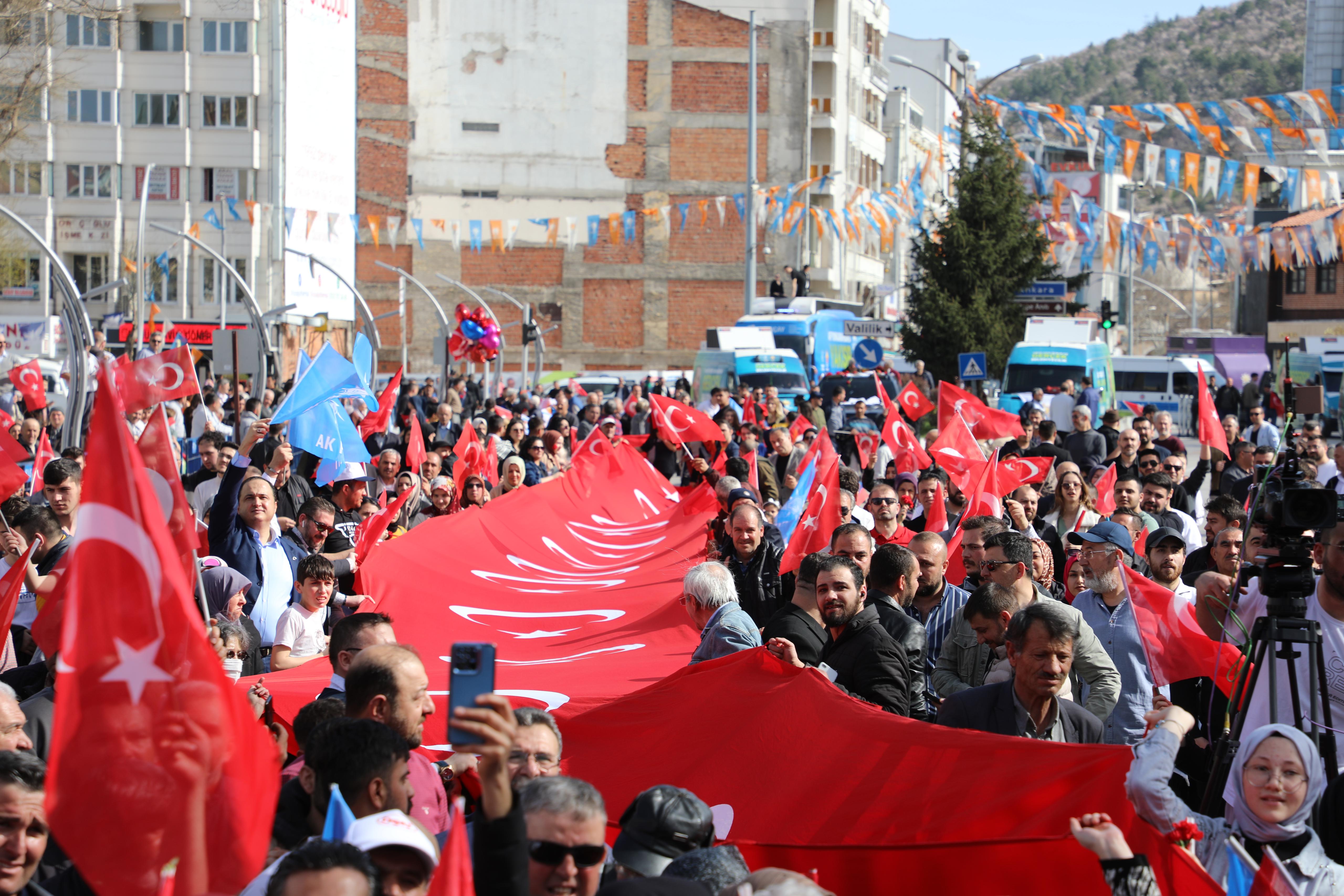 AK Parti'nin Sevgi Yürüyüşüne Binlerce Partili Katıldı