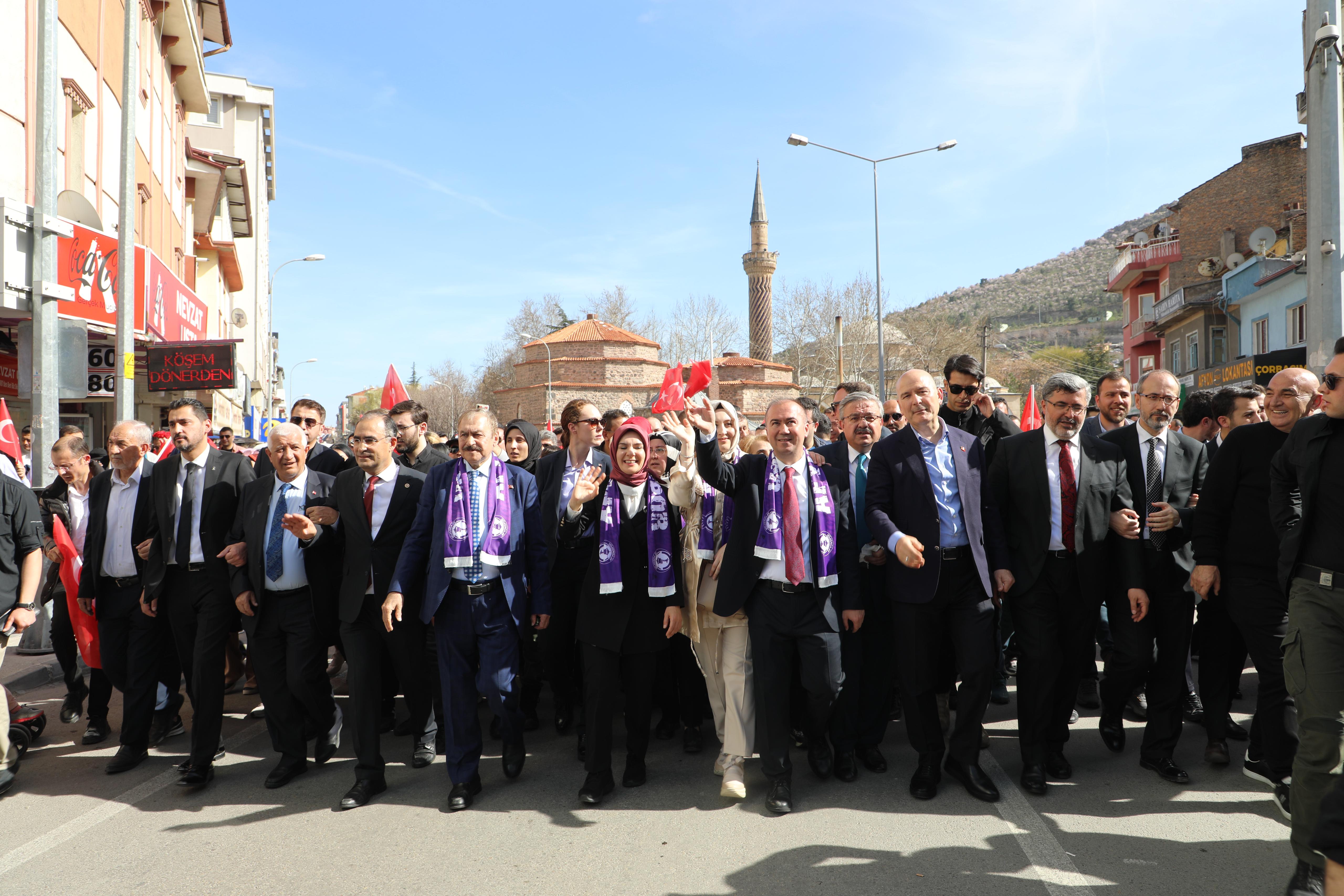 AK Parti'nin Sevgi Yürüyüşüne Binlerce Partili Katıldı