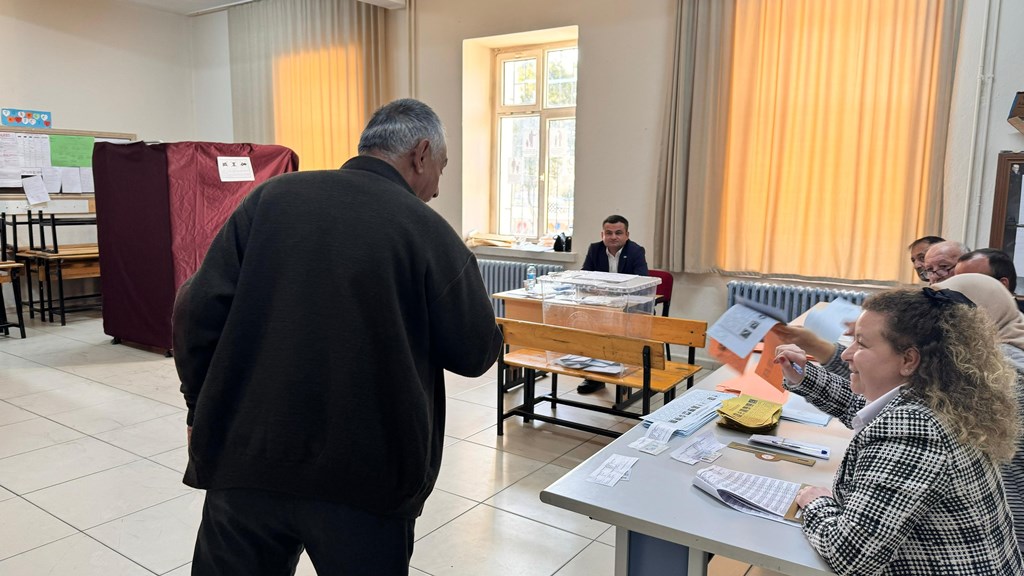 AFYON'DA OY VERME İŞLEMİ DEVAM EDİYOR