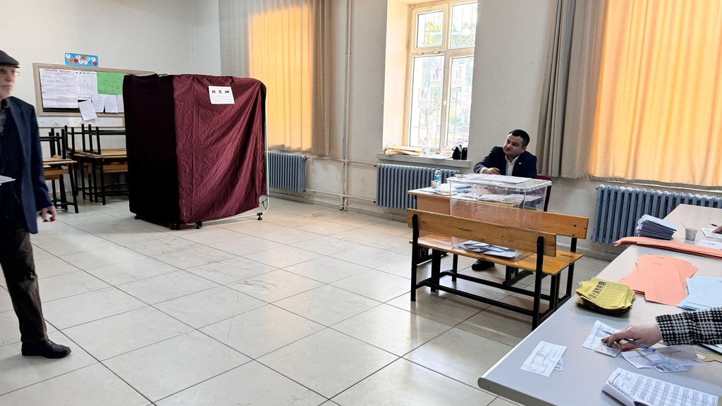 AFYON'DA OY VERME İŞLEMİ DEVAM EDİYOR