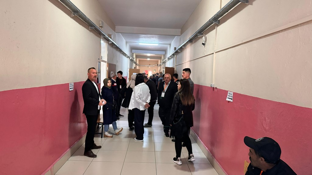 AFYON'DA OY VERME İŞLEMİ DEVAM EDİYOR
