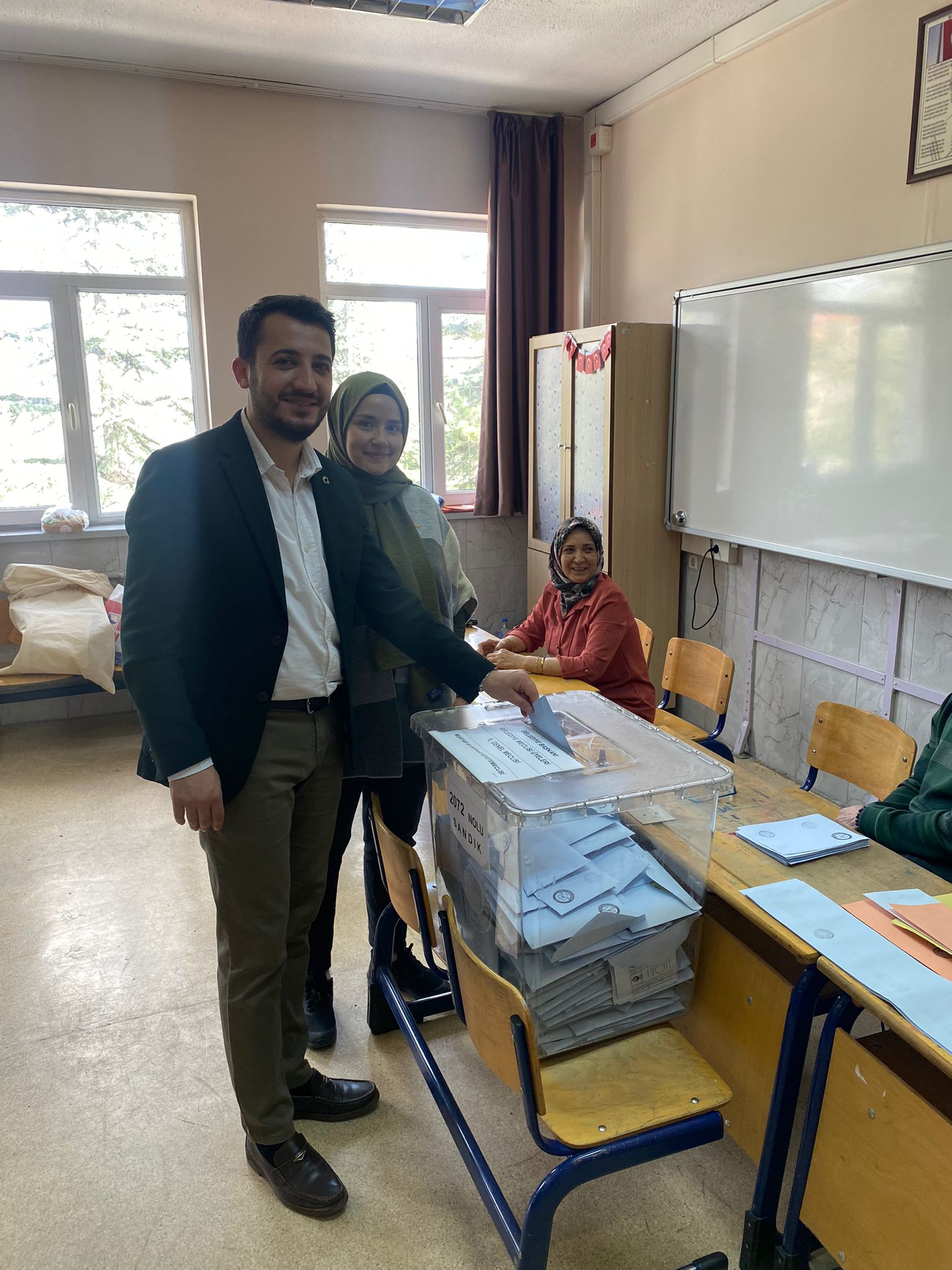 AK PARTİ AFYONKARAHİSAR GENÇLİK KOLLARI BAŞKANI ETHEM KARAHAN OYUNU KULLANDI