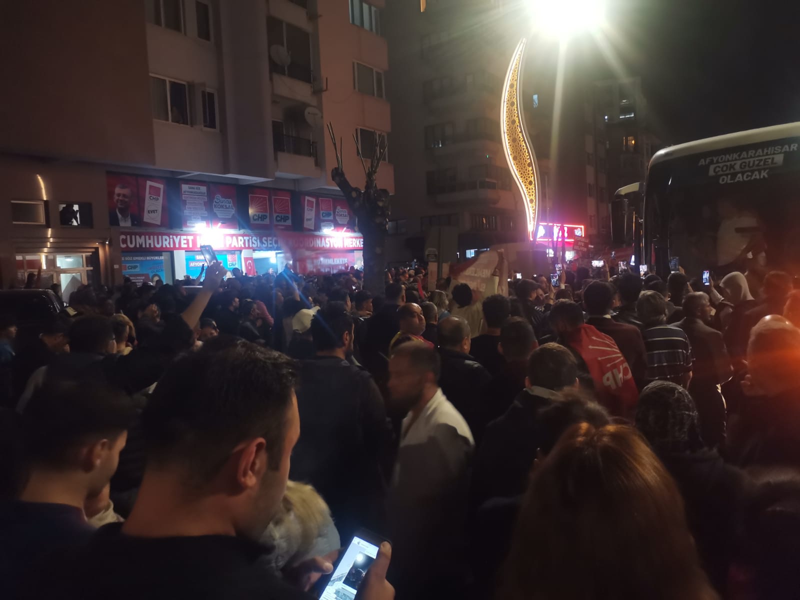 CHP'DE COŞKULU KALABALIK KÖKSALI BEKLİYOR